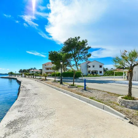 Lejlighed On Island Near Sandy Beaches Vir