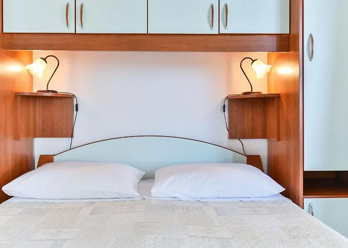 On Island Near Sandy Beaches * Vir